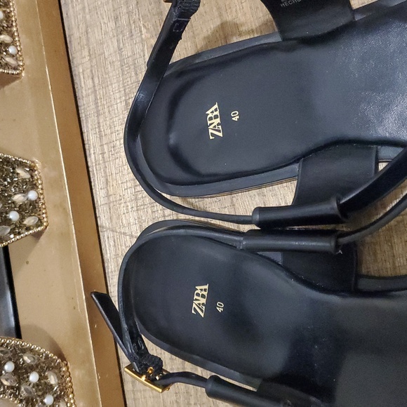 Zara Women's Black Flat Strappy Sandal With Metal Ornament Sz 9 (40) - Picture 8 of 11